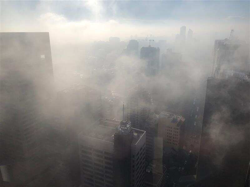 【減山火危害焚燒】雪梨橋煙霧籠罩 當局籲哮喘患者留室內