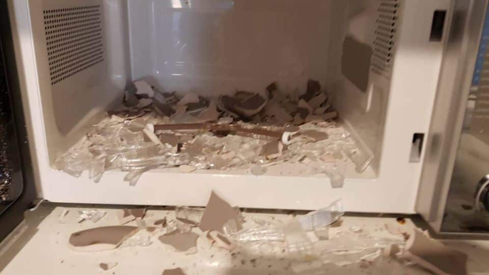 Toàn bộ kính và tấm xoay của lò vi sóng bị vỡ nát
