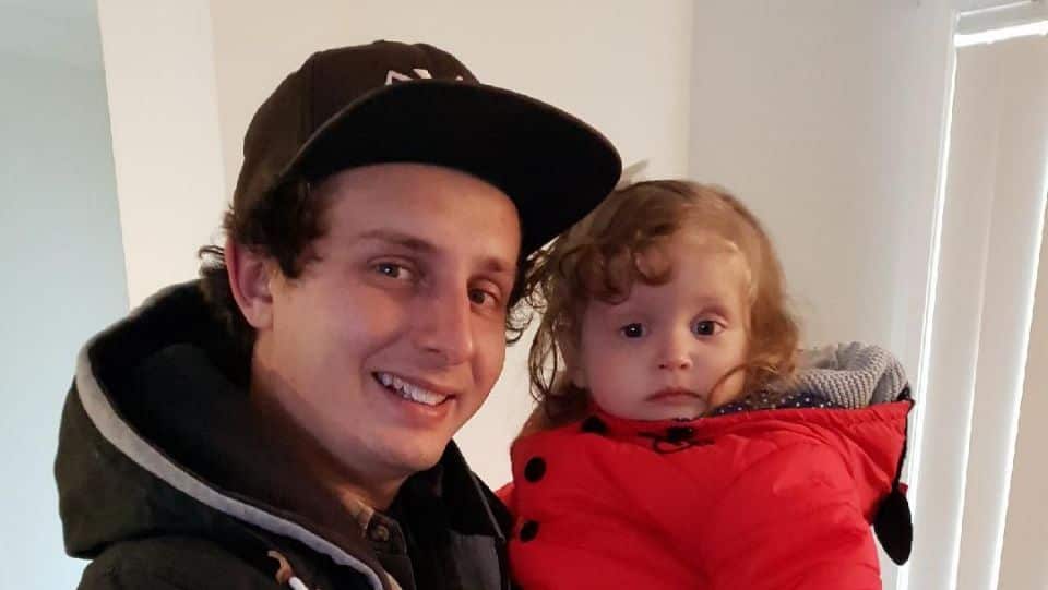 Anh Pritchard nói nếu anh không bị cánh cửa lò vi sóng đánh vào đầu, thì anh và con gái sẽ bị thương nặng vì những mảnh vỡ của thủy tinh.