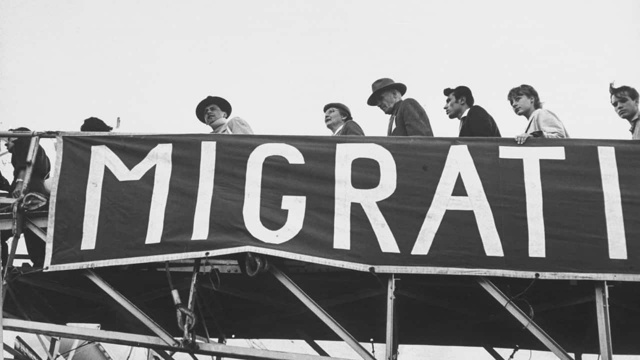 Migrantes europeos abordan un barco con destino a Australia