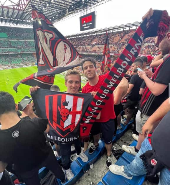 Taylor Battistella a San Siro con la sciarpa del Milan Club Melbourne