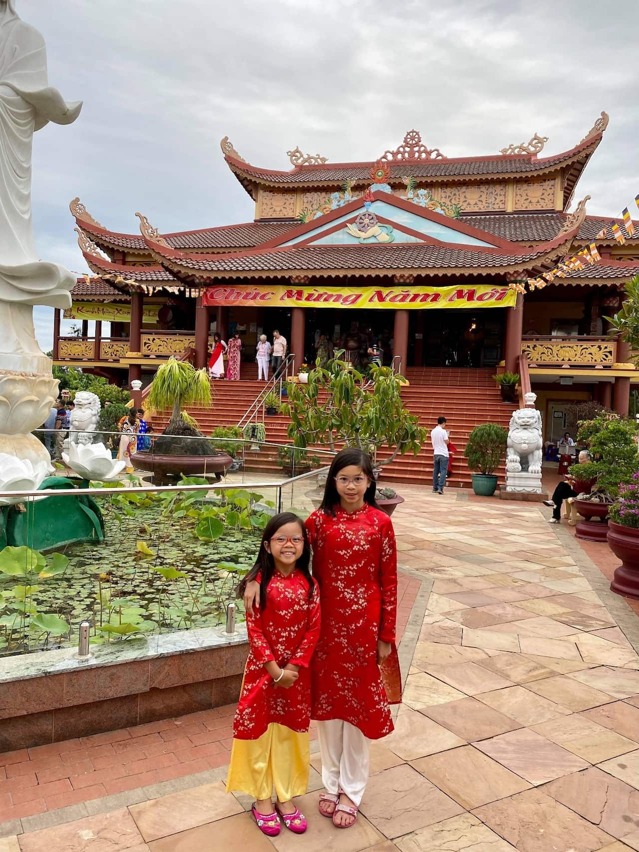 Mira và em đi chùa vào dịp Tết