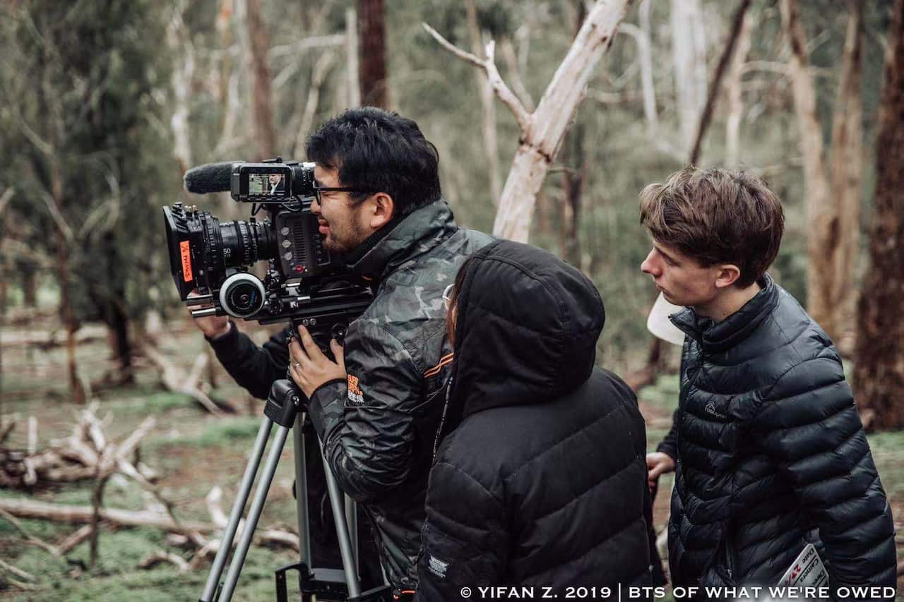 张予柔（中）在片场。