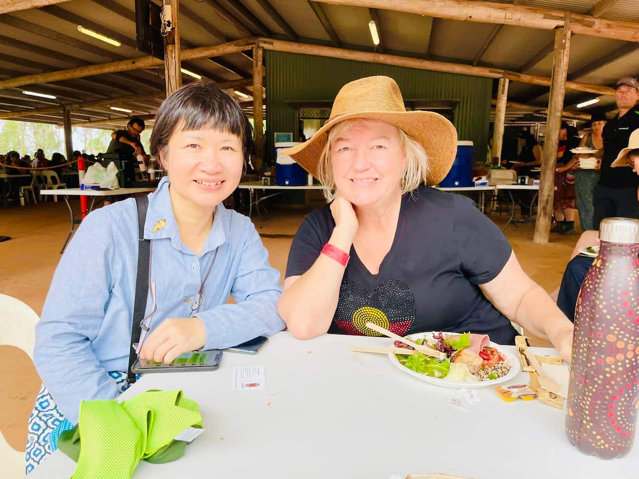 休斯博士接受SBS普通话节目记者陈芸采访。