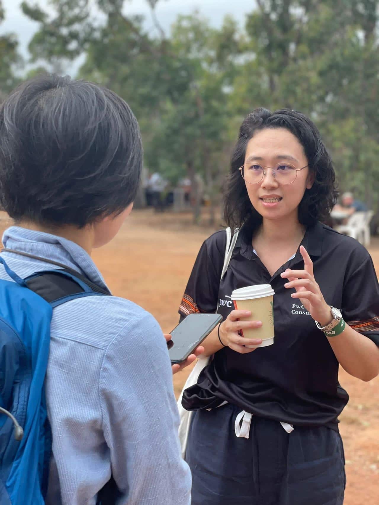 钟音接受SBS普通话节目的记者陈芸的采访。 