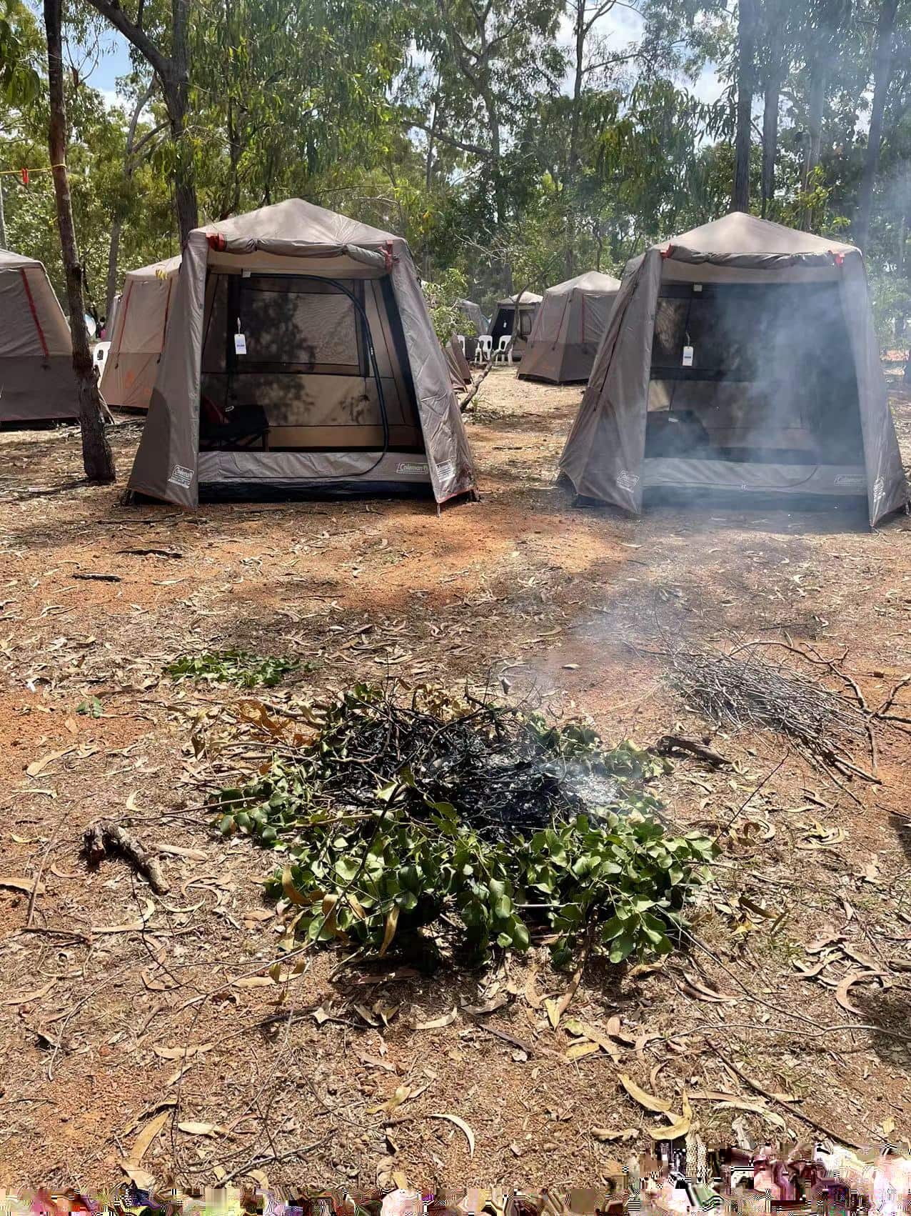 伽马节帐篷区的独有的当地烟熏仪式，既有净化灵魂的意味，也表示欢迎来到这片土地。