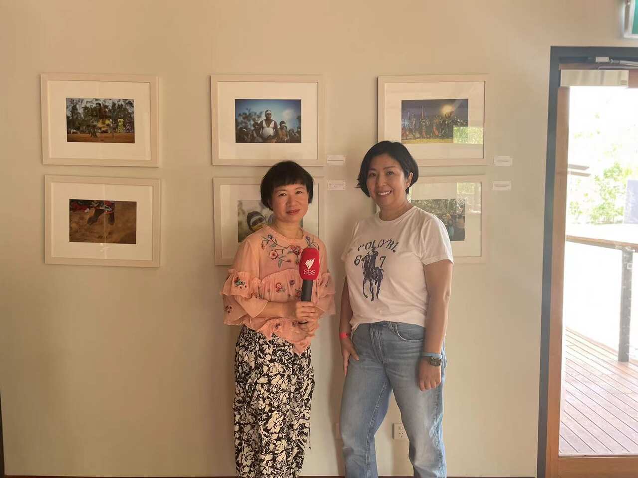 Christine刘接受SBS普通话节目记者陈芸采访。