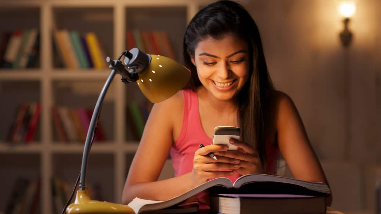 মনঃচিকিৎসক ডাক্তার তানভীর আহমেদ বলেন, “কম-বয়সীদের এখন পুরো জীবন অনেকটাই ফোনের ওপরে। ওদের সামাজিক জীবনও অনেকটাই ফোনের ওপরে।"