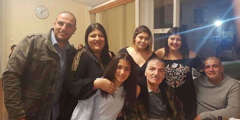 السيد محمد غزال مع أولاده عمر وشادي وابنته نانسي وأحفاده.