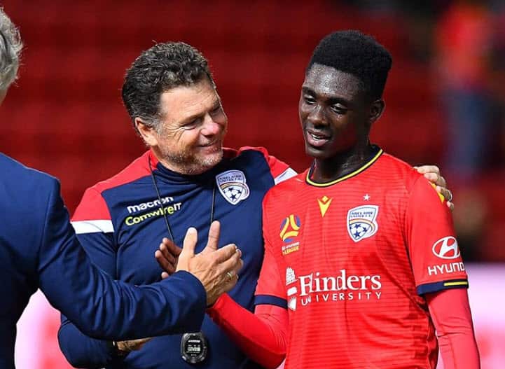 Mohamed Toure congratulato dallo staff dell'Adelaide United