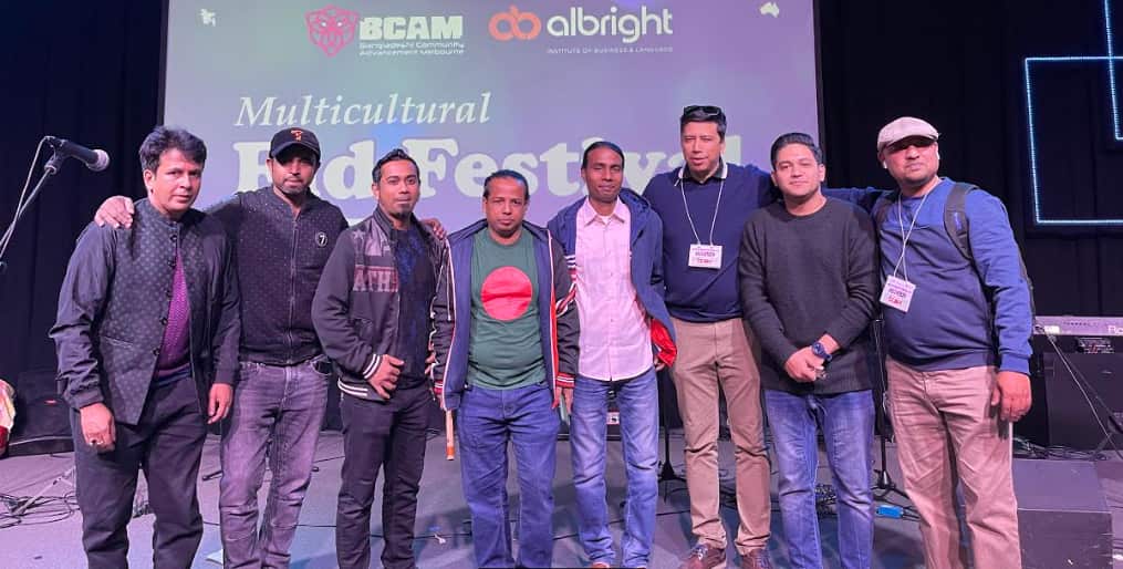 Some of the organizers are seen along with artisans at the event.