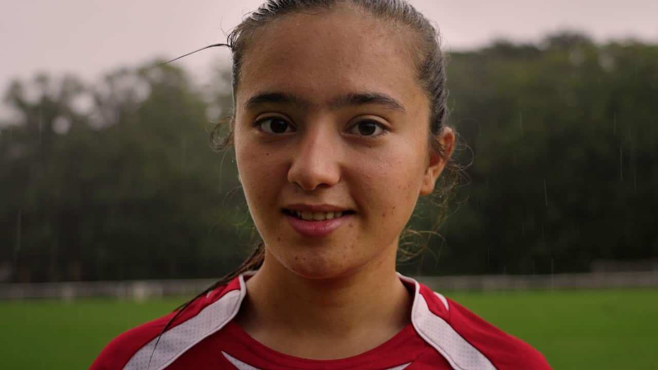 مونا امینی، ۱۷ ساله، تا قبل از سقوط کابل به دست طالبان در تیم ملی فوتبال زنان افغانستان بازی می‌کرد.