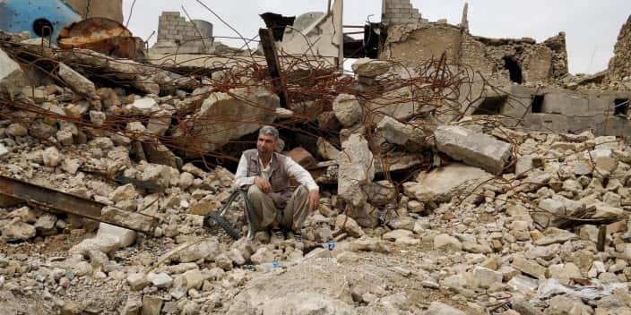 Man in Mosul searching in the remains 