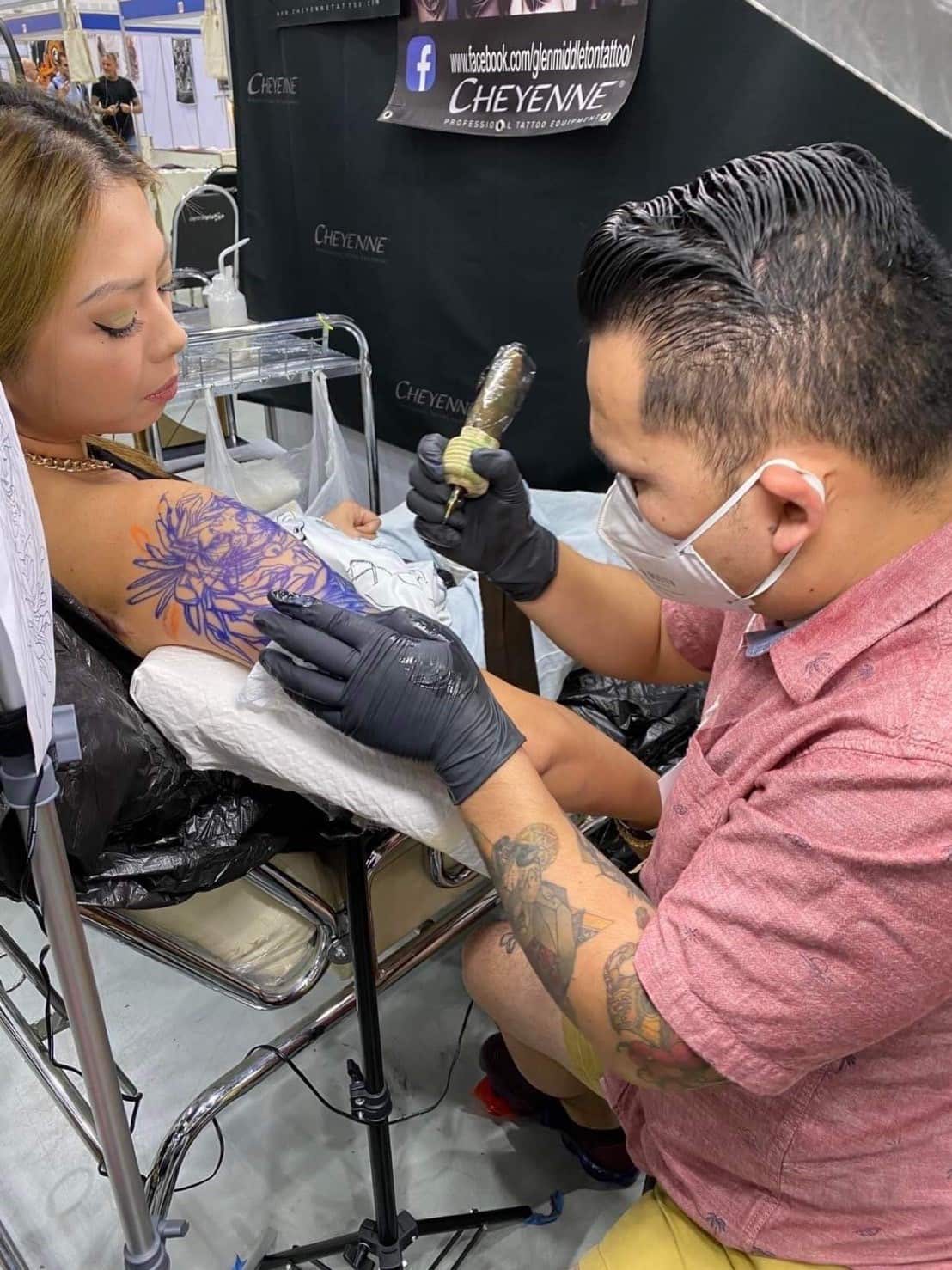 คุณวุฒิไกร สายนาค ขณะสักลายบนผิวหนังของผู้ค้า