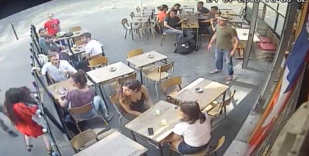 Mujer abofeteada en París