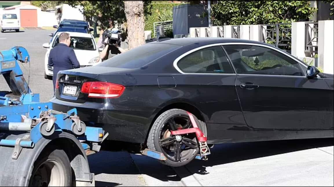 تمت مصادرة سيارة BMW كوبيه سوداء مغطاة بالغبار من مرآب المبنى السكني في اليوم التالي للعثور على جثتي الشقيقتين