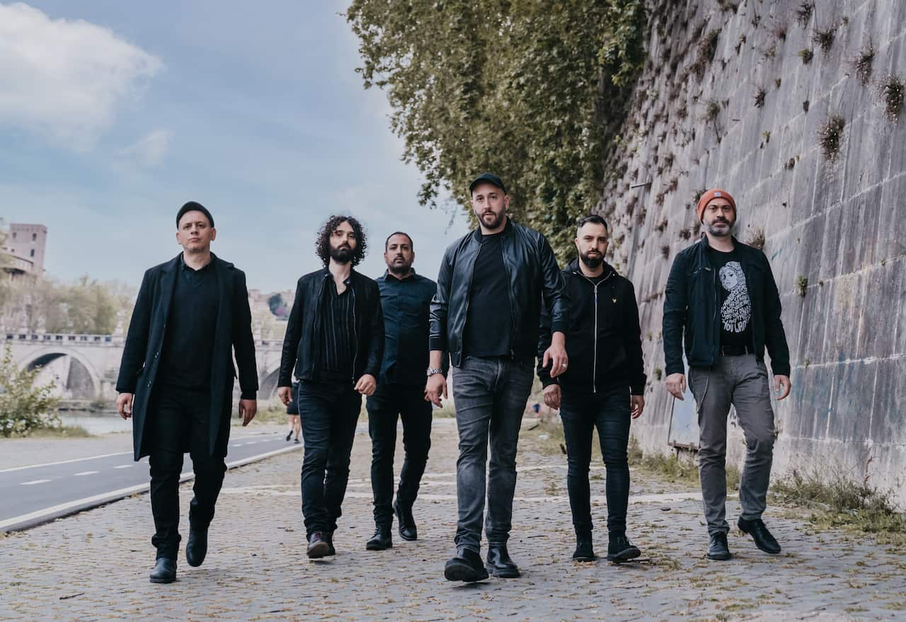 Il Muro del Canto è un gruppo musicale fondato a Roma nel 2010