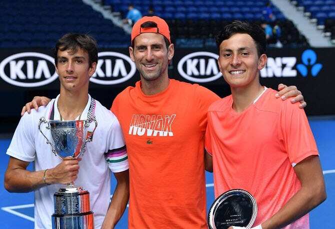 Lorenzo Musetti con Novak Djokovic e Emilio Nava, lo statunitense sconfitto dal toscano nella finale di Melbourne
