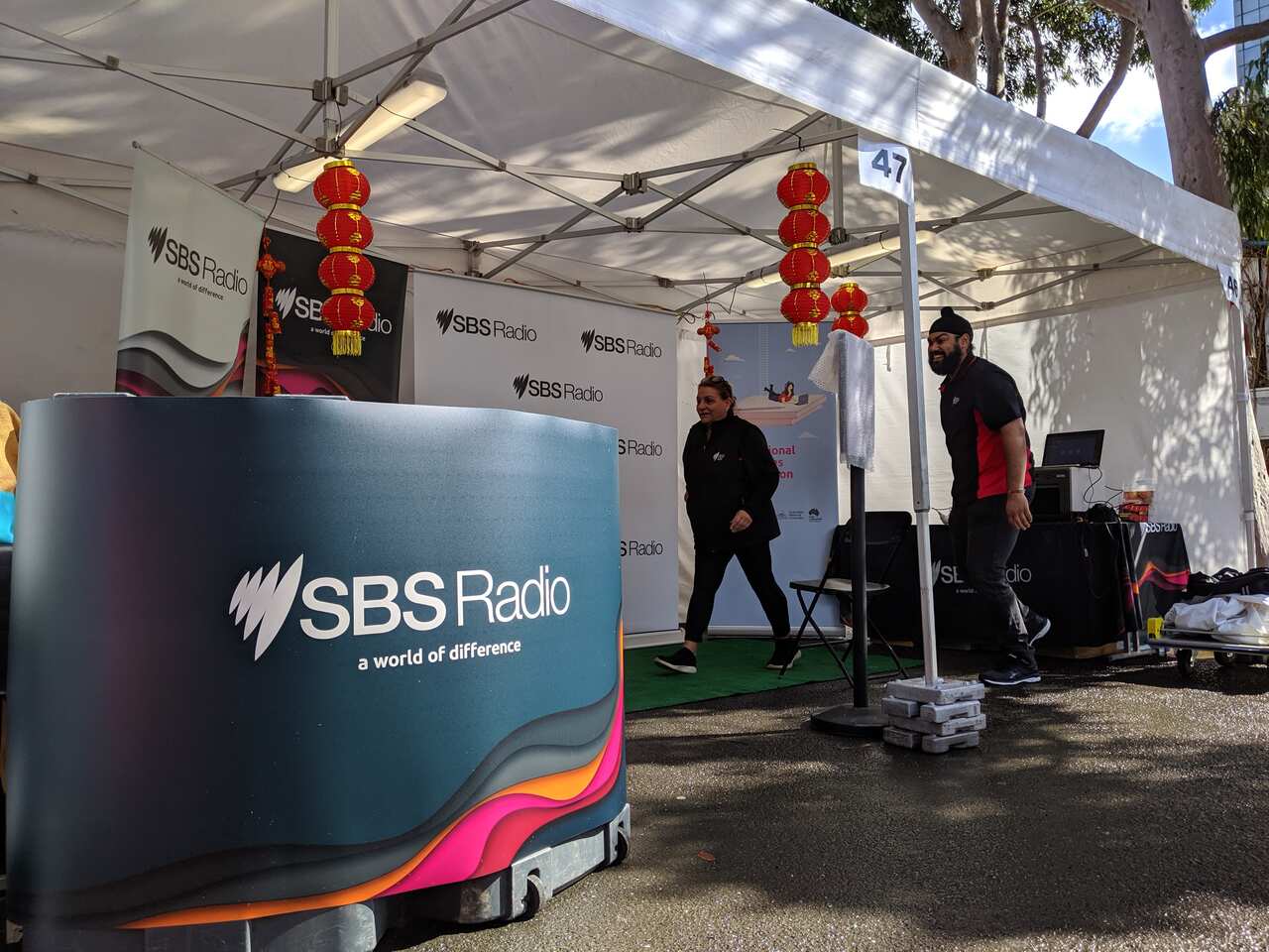 SBS工作人员布置摊位