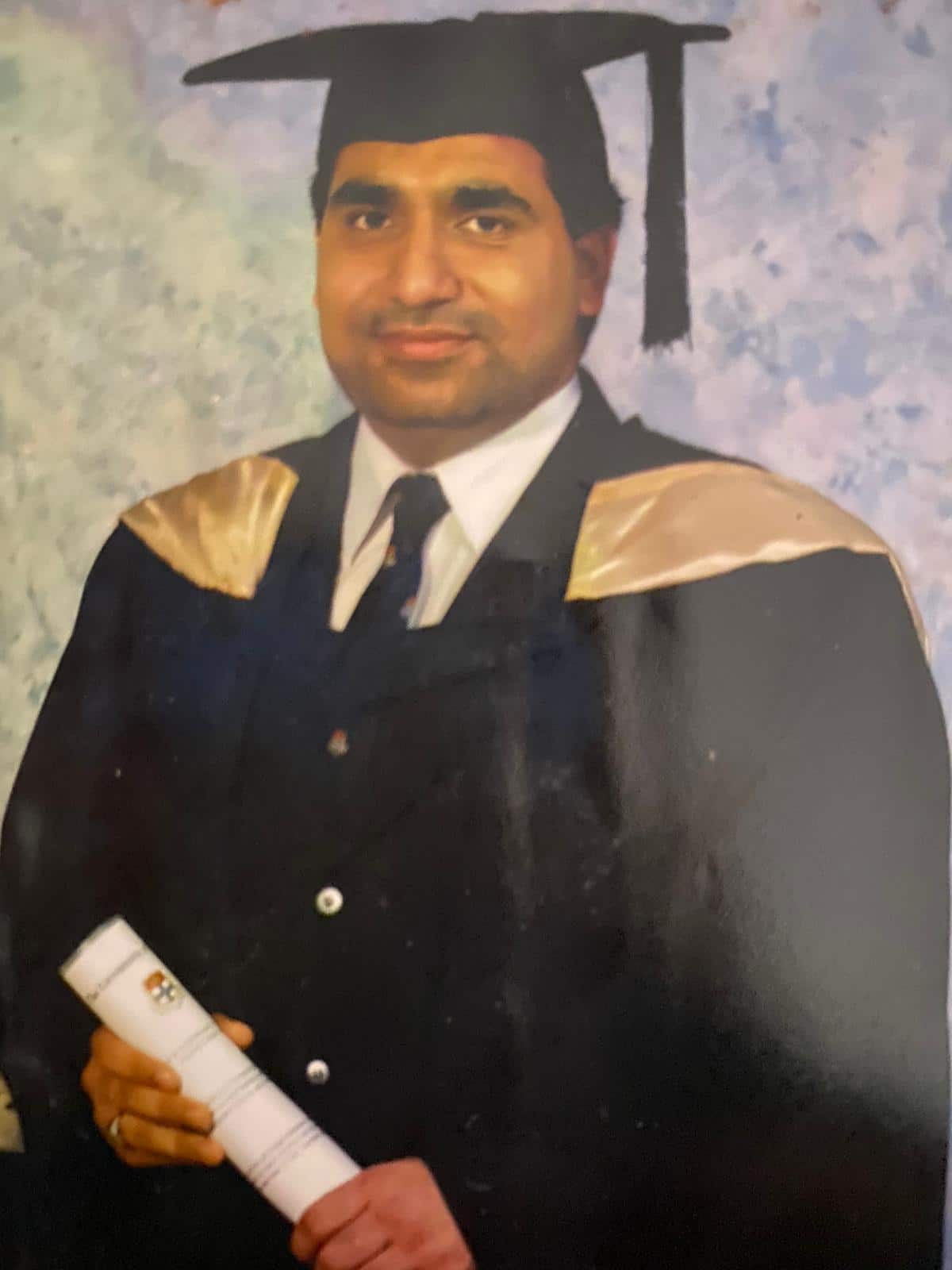 الدكتور باسم الأنصاري عند تخرجه من الجامعة