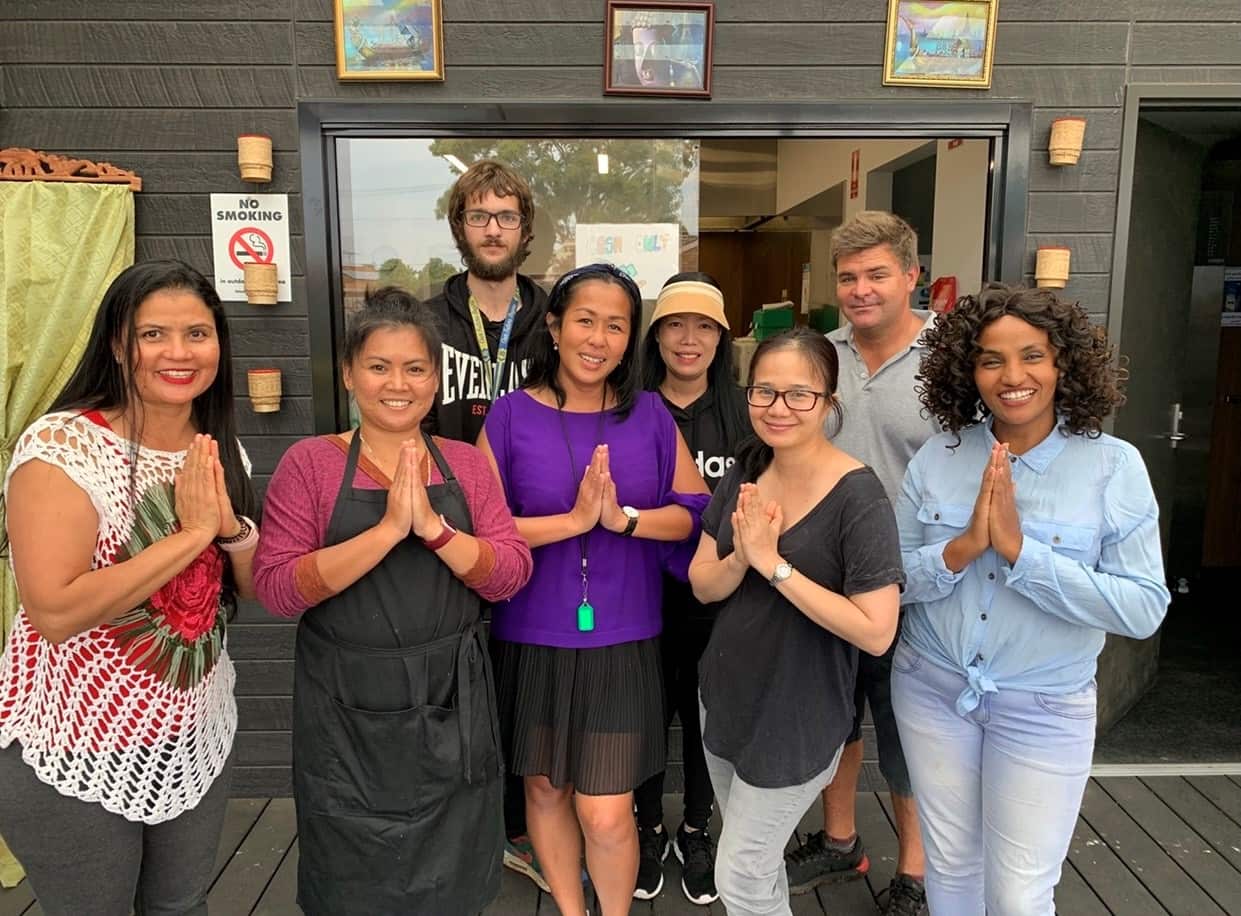 คุณอ้น (เสื้อสีม่วง) พร้อมเจ้าหน้าที่คนอื่นๆ และผู้มาร่วมทำกิจกรรมที่ศูนย์บริการชุมชนโคลเวอร์เดล