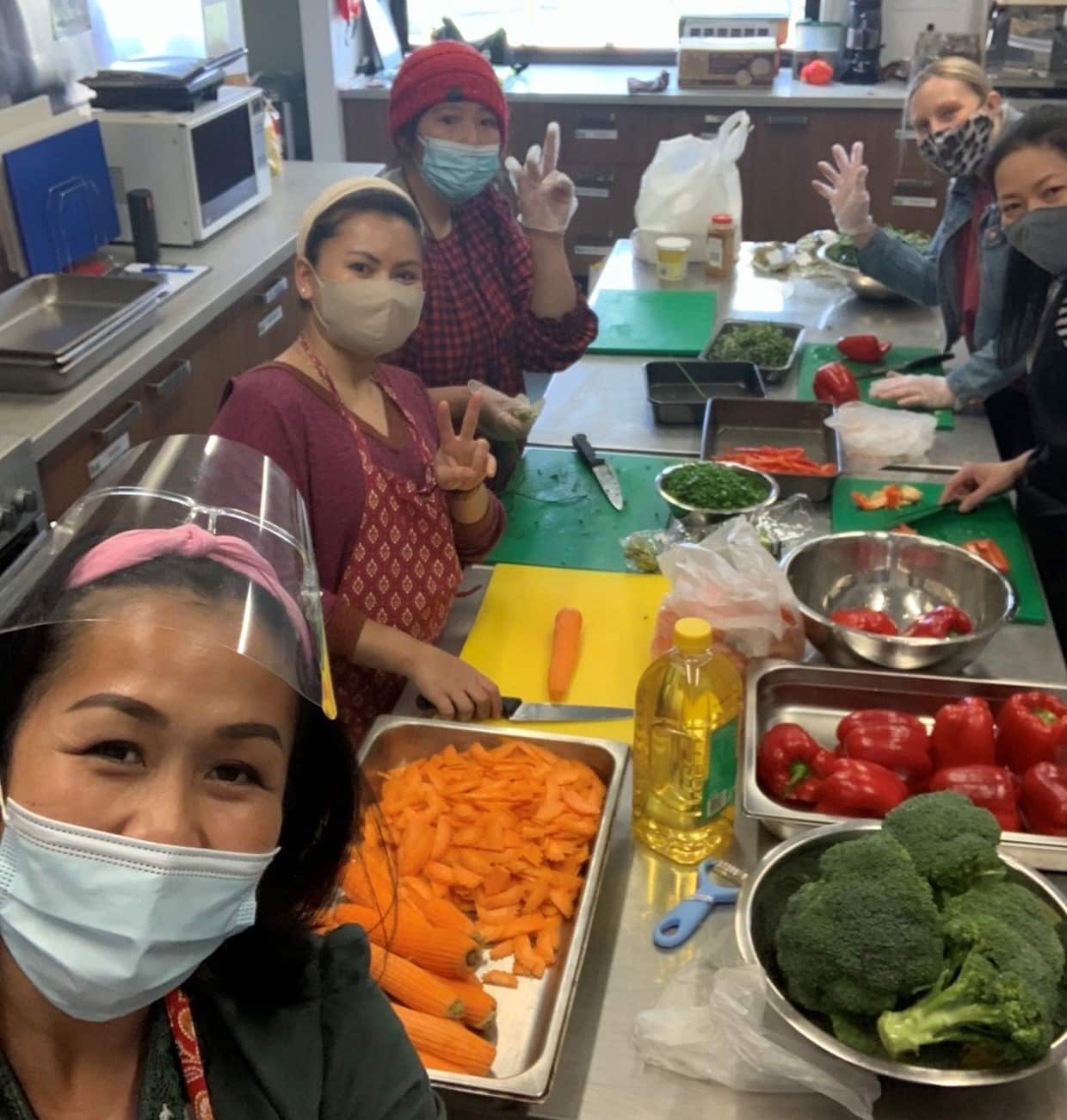 กิจกรรมการทำอาหารที่คุณอ้นจัดให้แก่ผู้มาร่วมทำกิจกรรมที่ศูนย์ที่เธอทำงานอยู่