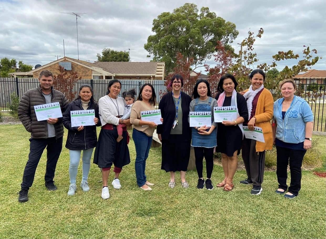 คุณอ้น (คนที่ 3 จากซ้าย) พร้อมหัวหน้าศูนย์บริการชุมชนโคลเวอร์เดล และผู้เข้าร่วมกิจกรรมและการอบรมอาชีพของศูนย์