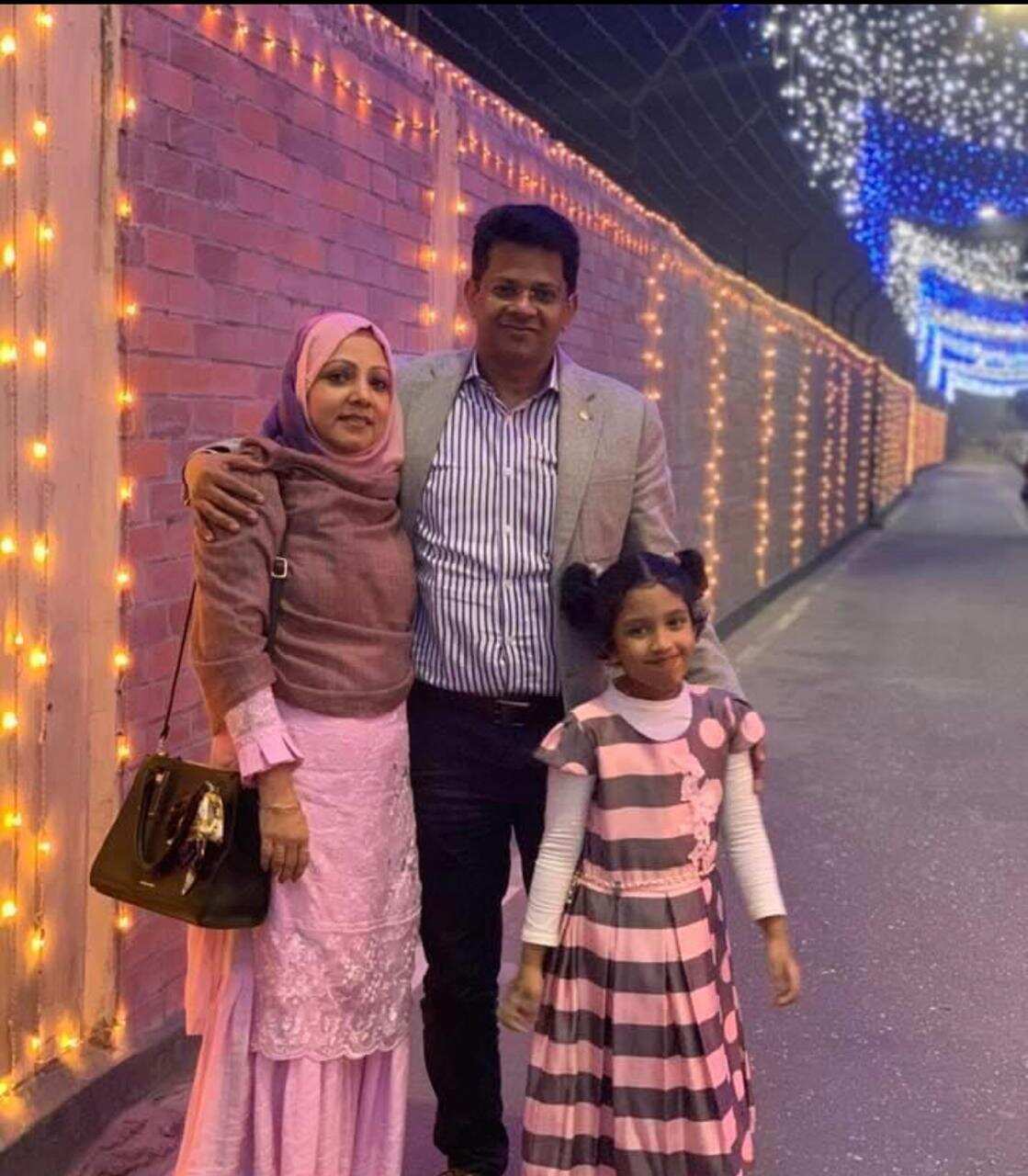 বাংলাদেশ থেকে অস্ট্রেলিয়ায় ফেরার কথা ছিল মোহাম্মদ নাহিদ হোসেন ও তার পরিবারের। কিন্তু, নির্ধারিত ফ্লাইটের মাত্র তিন দিন আগে তাদের ফ্লাইট বাতিল করে দেওয়া হয়।