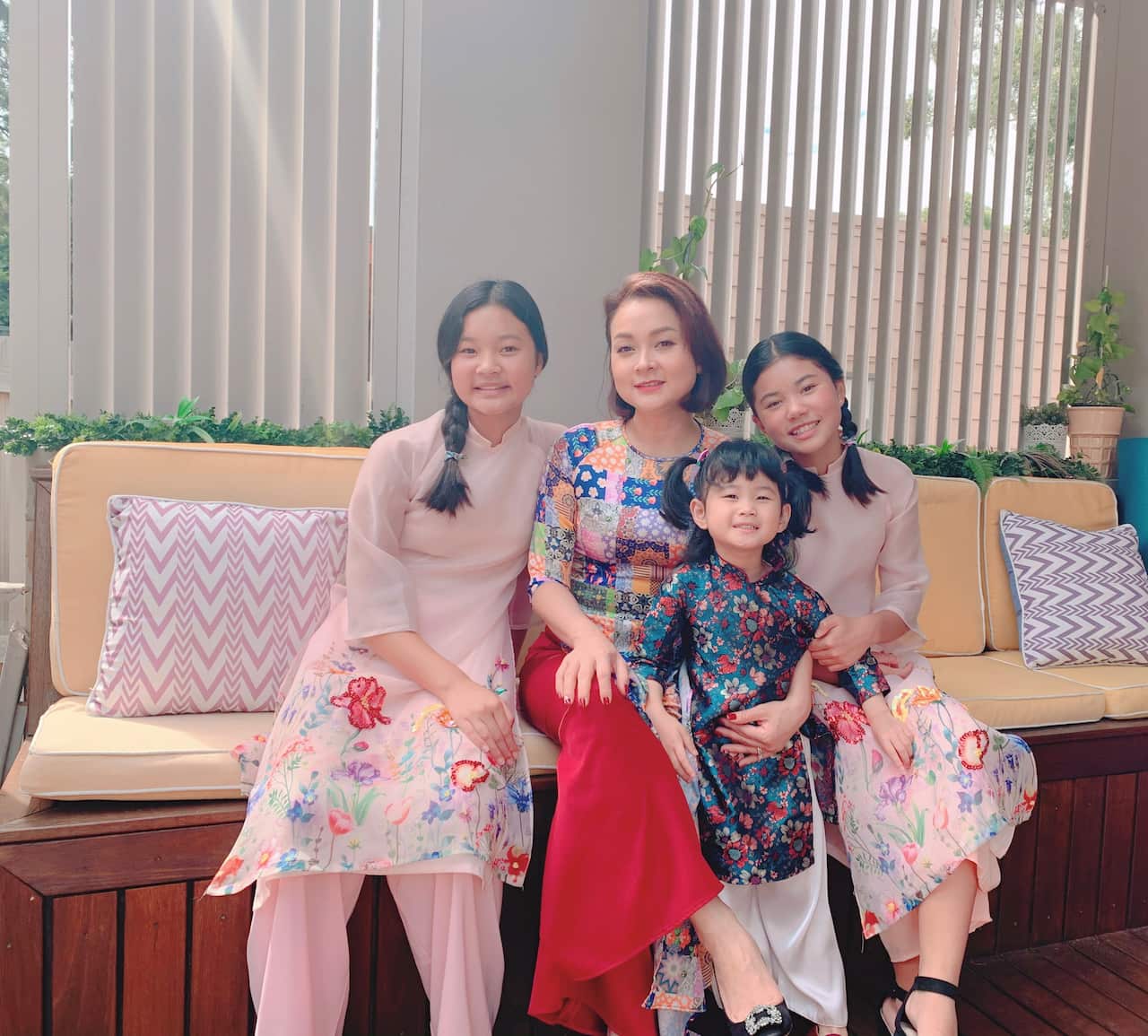Chị Nam Phương (NSW) cùng ba con gái.