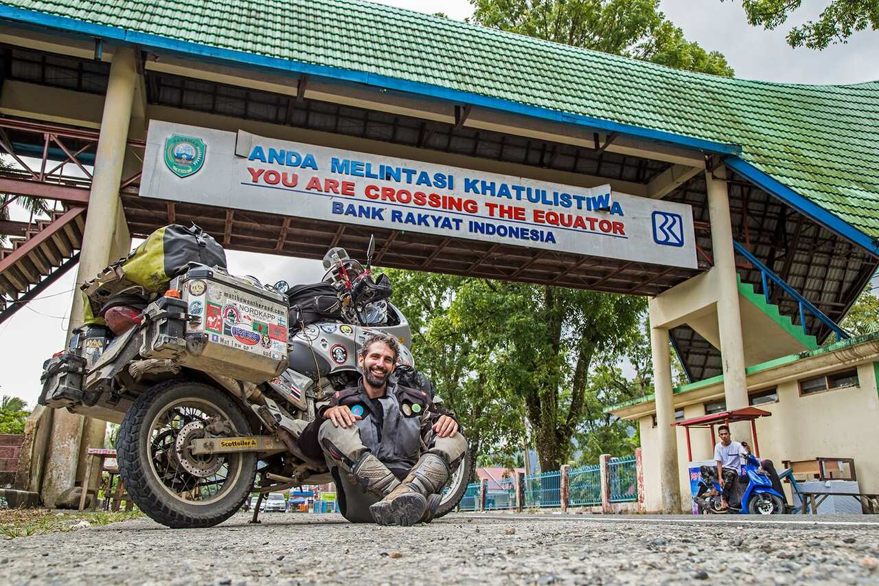 Matteo Nanni con la sua Honda Transalp attraversa l'equatore sull'isola indonesiana di Sumatra