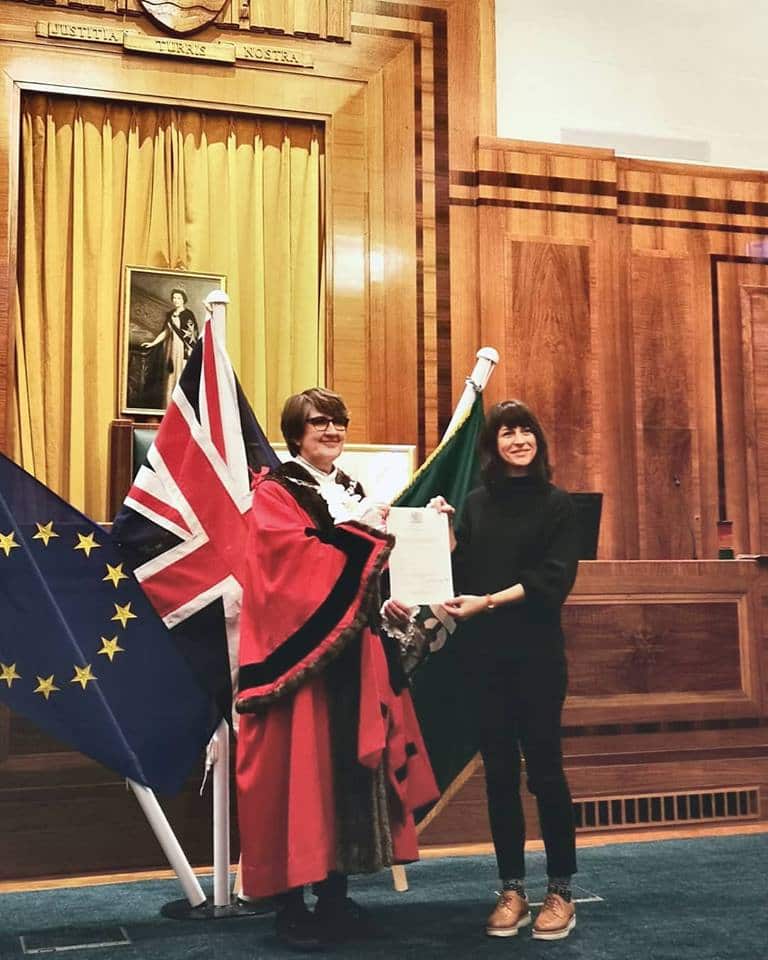 La español Natalia Guillén recibiendo la ciudadanía británica