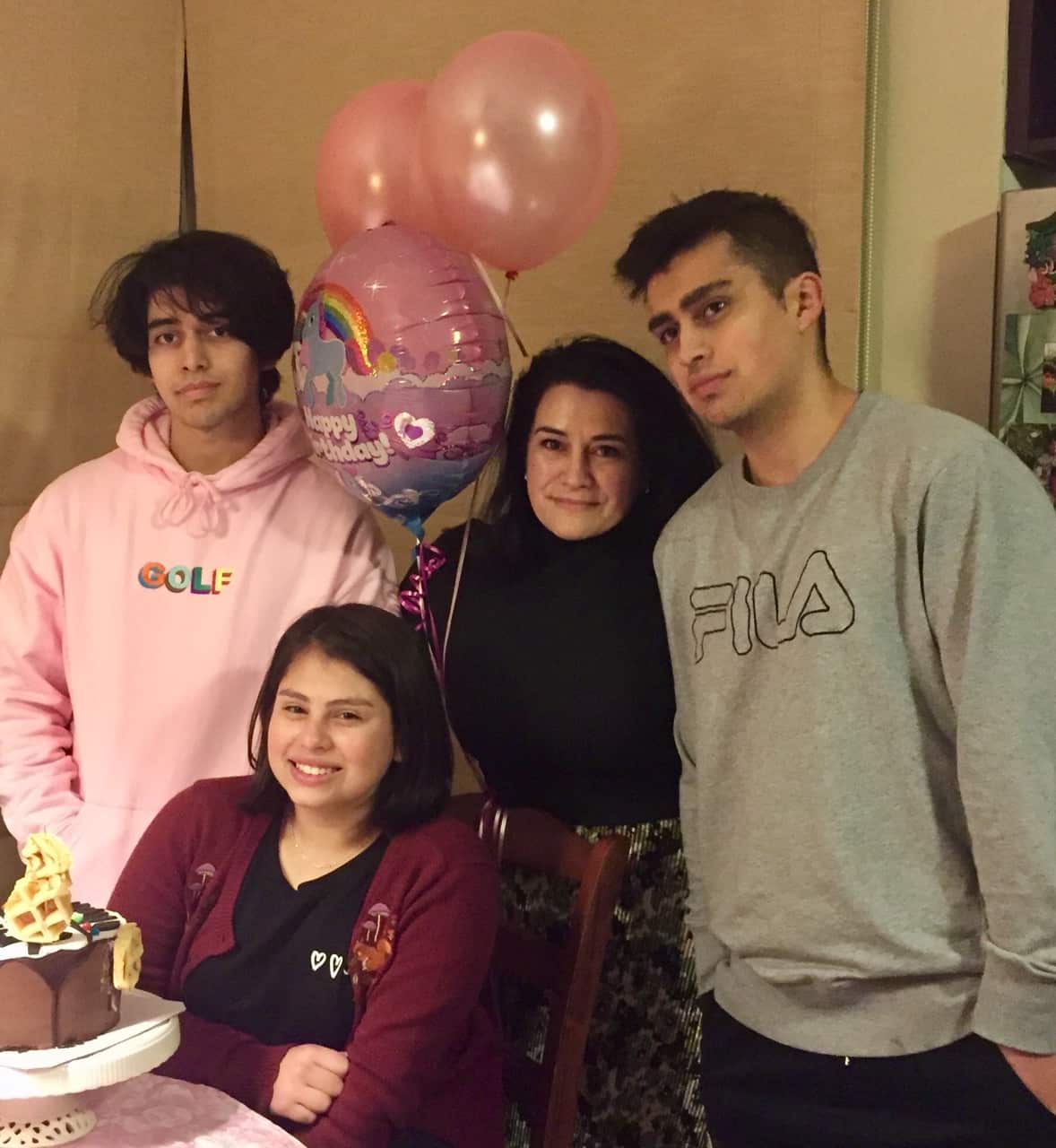 Nathalie Molina Altamirano junto a sus tres hijos.