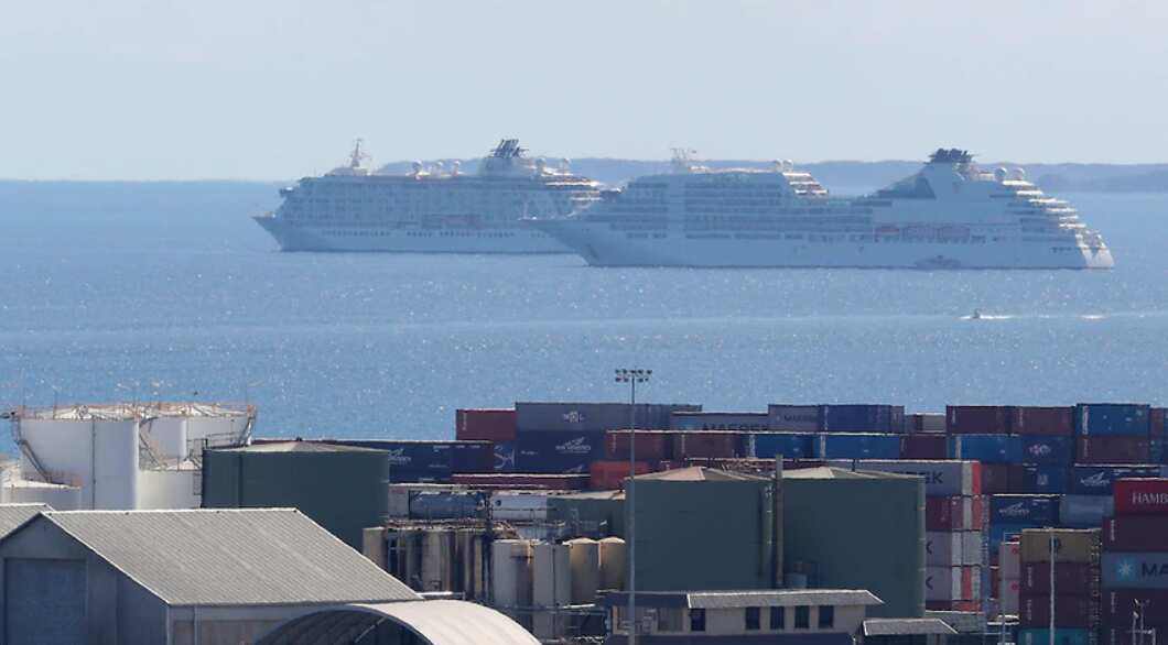 Le due navi da crociera ancorate davanti a Fremantle