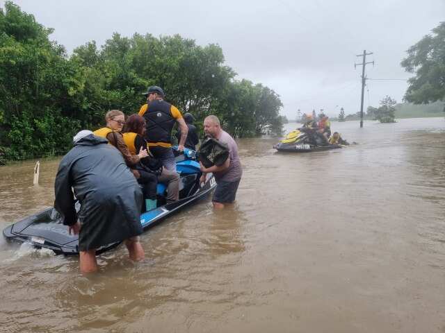 อาสาสมัครท้องถิ่นให้ความช่วยเหลืออพยพผู้คนออกจากบ้านที่ถูกน้ำท่วม เพื่อไปพักพิงที่ศูนย์อพยพในลิสมอร์