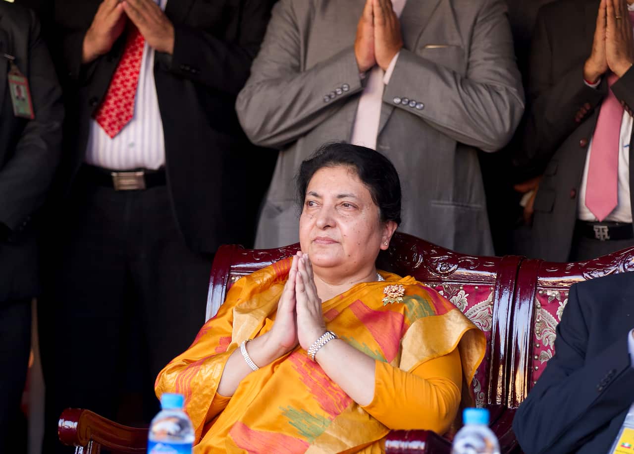 Nepal's President Bidhya Devi Bhandari has called on political parties to form a new majority government.