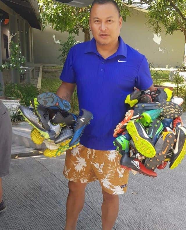 Reynaldo Nery patuloy na nangongolekta ng Rugby boots para sa mga bata sa Pilipinas.