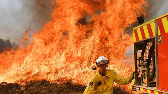 เจ้าหน้าที่ต่อสู้ไฟป่าในรัฐนิวเซาท์เวลส์