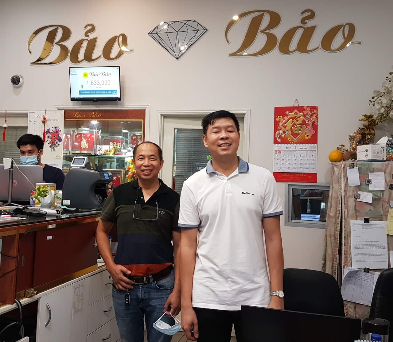 Tiệm Bảo Bảo (chủ nhân Nguyễn Văn Hải – áo đen - và đại diện Trương Ngọc Lâm)