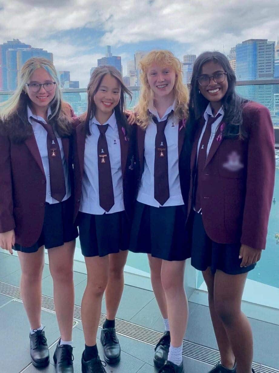 Thứ nhì từ trái: Ngọc Kha (SRC President)