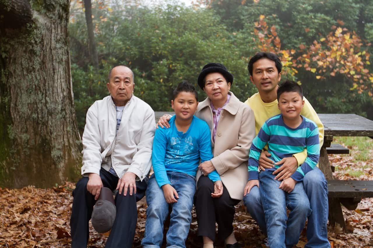 Hai bé trong một chuyến dã ngoại với ông bà