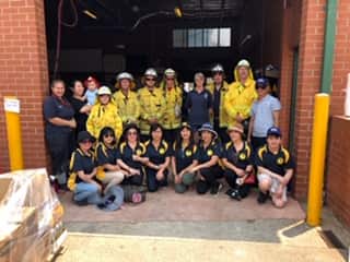 Đoàn cứu trợ (áo đen) cùng các nhân viên cứu hỏa và thiện nguyện Lavington (áo vàng) ngày 13/1/2020