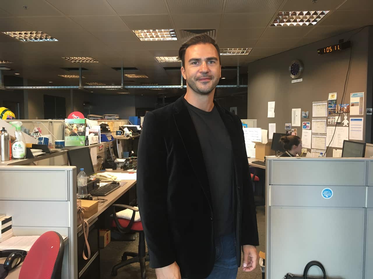 Dr. Brad Nikolic zu Besuch in der SBS-German-Redaktion