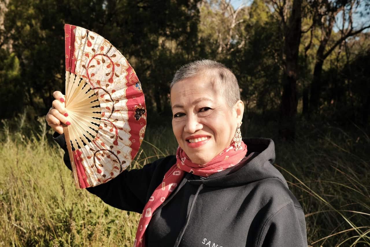 To help raising fund for Kasih Project, Ningsih Millane from Sanggar Lestari shaved her hair to feed the needy during the pandemic.