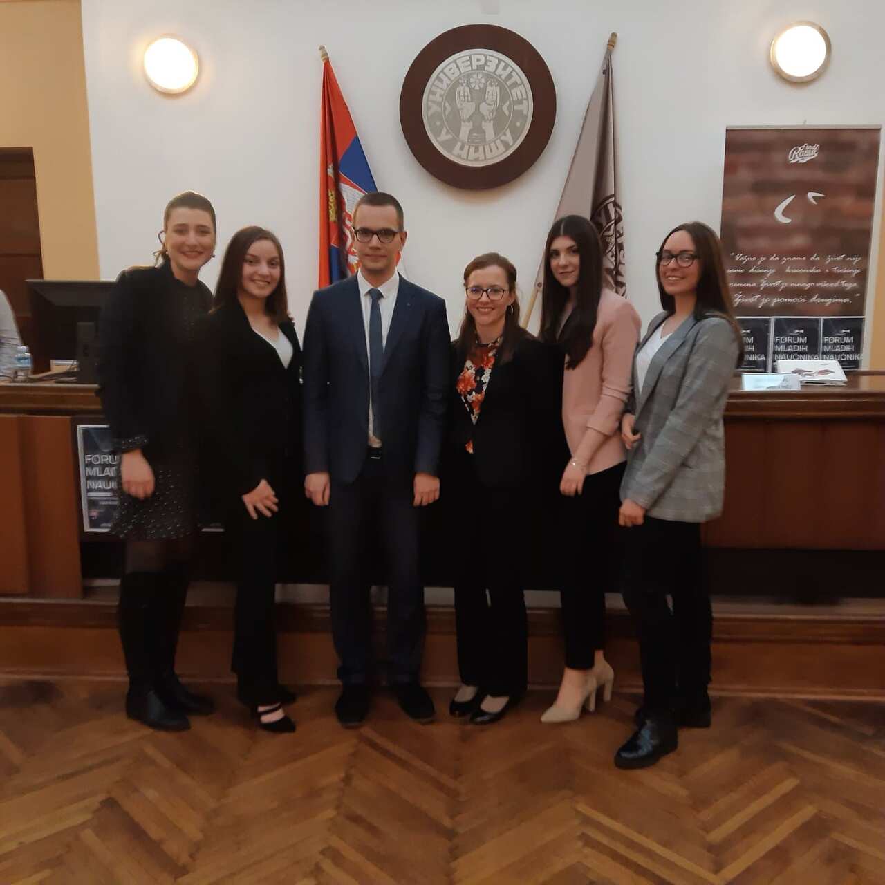 Gospođa Elizabet Bakan sa Jovanom Milićem I panelistkinjama na forumu – Emilijom Jovanović, Jelenom Zdravković,Sarom Milošević I Isidorom Tasić