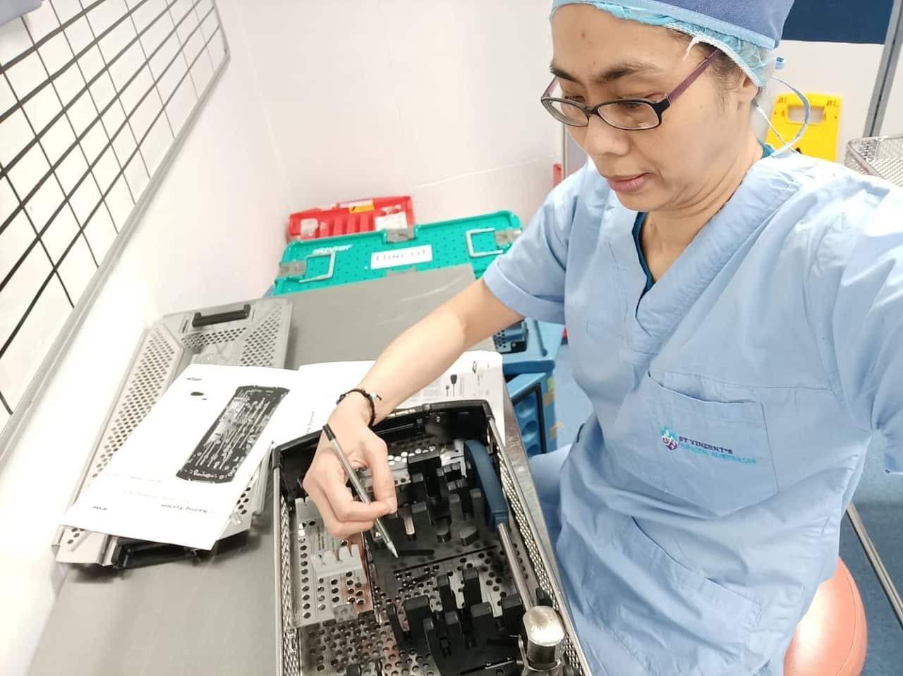 คุณหน่อง Sterilisation Technologist (CSSD) กับอุปกรณ์สำหรับการผ่าตัดกระดูก