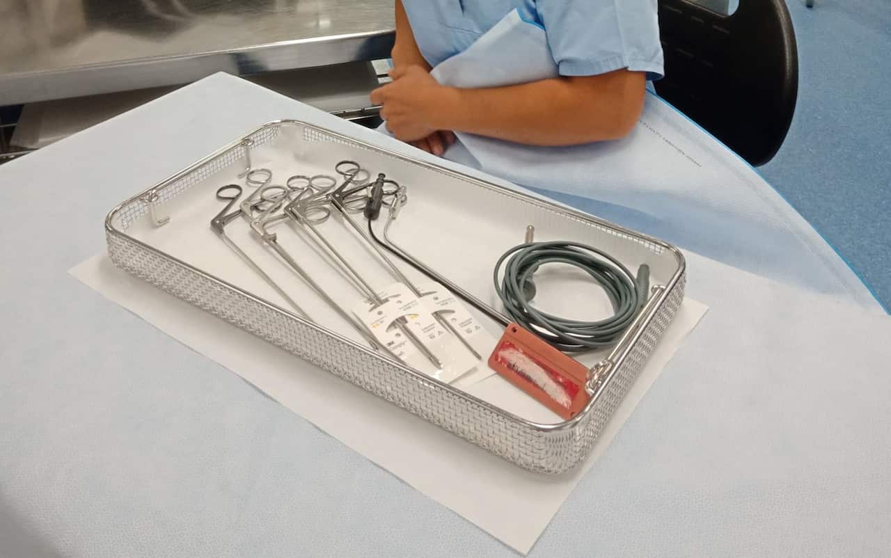 เครื่องมือผ่าตัดบางส่วนที่เจ้าหน้าที่ต้องฆ่าเชื้อหลังใช้งาน