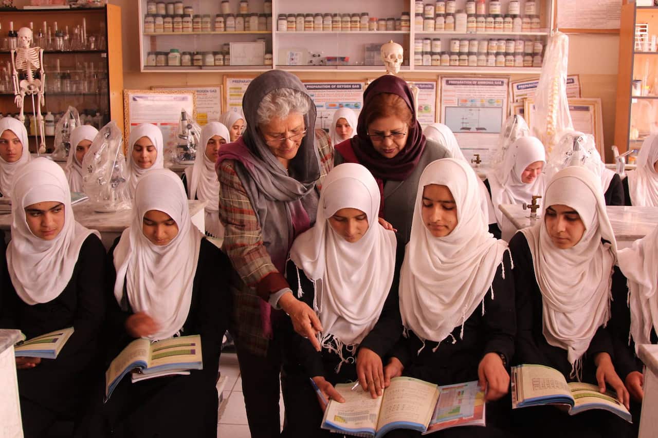 داکتر نوریه صالحی در میان دانش‌آموزان افغان