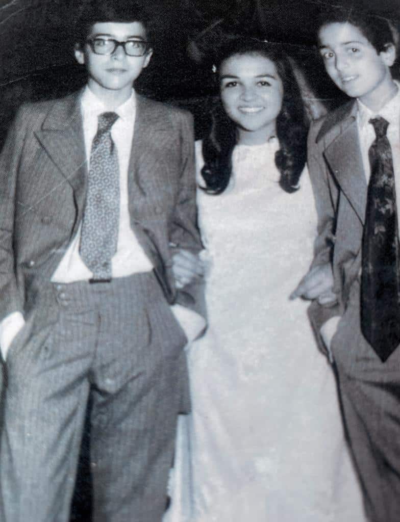 Telmo (derecha) con su prima Marta y su hermano julio.