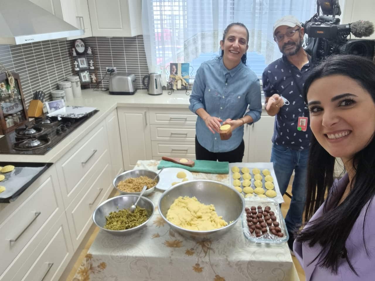 نسرين في أحد التقارير الميدانية لتغطية إنجازات الجالية