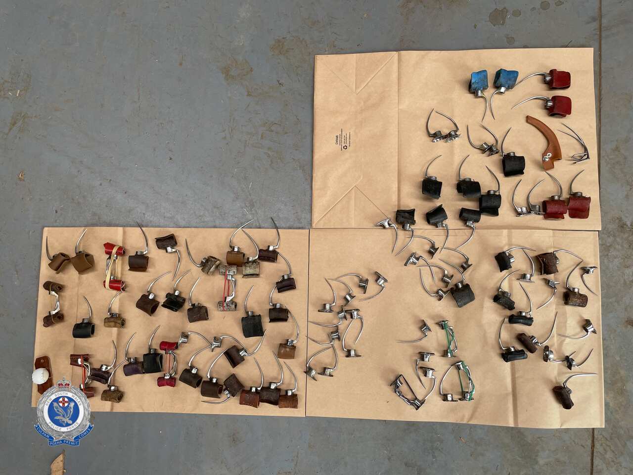 پولیس می‌گوید تعداد زیادی تیغه فلزی مورد استفاده در خروس‌جنگی را کشف و ضبط کرده است.